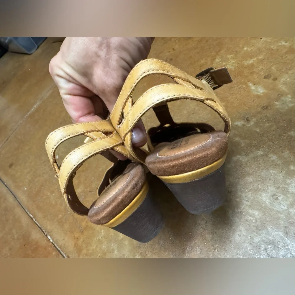 Rockport Cobb Hill Aubrey t strap heels in camel leather size 8